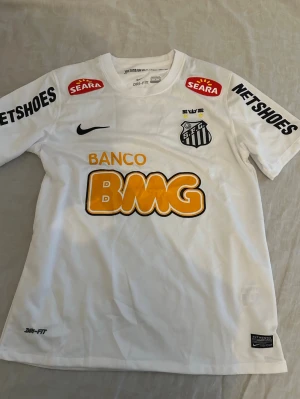 SANTOS FOTBOLLSTRÖJA  - En vit och unik fotbollströja som väcker många minnen brasilianska laget Santos 