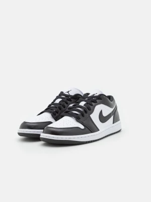Nike Air Jordan 1 Low svart/vit - Snygga Nike Air Jordan 1 Low sneakers i svart och vitt läder. De har använts få gånger och är kvar i det ursprungliga förpackningen. Priset kan diskuteras!!