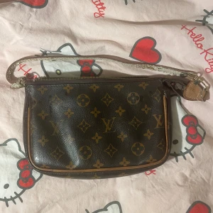  Monogram handväska - Säljer min favorit handväska då jag har köpt en ny liknande. Lite sliten (undersidan av bandet, mönstret har blivit lite slitet osv) men fortfarande mycket kvar att ge. Det medföljer ett kort och långt band. 