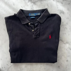 Ralph lauren pike  - Tjena, säljer nu denna pike från Ralph Lauren storleken är L. Färgen är svart och skicket är 9/10 utöver ett litet hål | Hör gärna av dig vid minsta lilla fundering 😊 