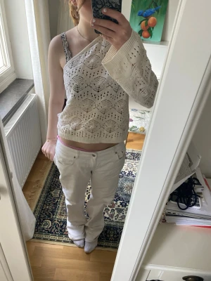 Vit oneshoulder stickad topp - ❗️intressekoll❗️Säljer en vit oneshoulder topp med stickat hålmönster och lös passform. Använd enbart några enstaka gånger ksk 2-5. Köpt från tk maxx i london. Storlek XL men jag som har storlek M tycker den sitter jättefint och man kan alltid sy om den💕