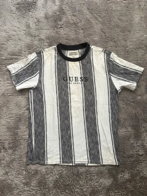 Guess t shirt - Guess t shirt i storlek M (oversized fit). Använd men i bra skick, skriv vid frågor!