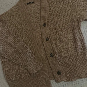 Stickad kofta - Jäättesnygg stickad kofta köpt på lager 157 i storlek M. 😍🩷🩷 inga defekter på den.