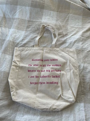 Melanie Martinez Tote bag  - Moon cycle Tote Bag från Melanie Martinez’s Portals toor. Är en rätt stor tote, får plats mycket. Endast lite nopprig på ena sidan 