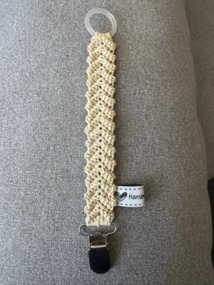 Virkad napphållare - Virkad, beige napphållare, virkad av mig i 100% bomullsgarn med metallclips och silikonring.  Mönsterskapare: animo.design