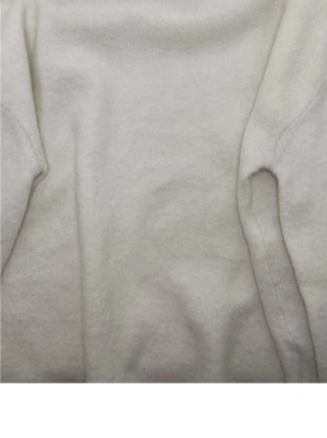 Vit stickad tröja - Klassisk vit stickad tröja från lager 157 med rund halsringning och ribbade muddar. Tröjan är enkel och stilren, perfekt att matcha med olika outfits. Materialet ser mjukt och bekvämt ut, och den har en avslappnad passform.