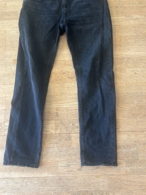 Nudie jeans -  Tjenare säljer ett par svarta Nudie jeans passar väldigt många olika stilar. Sitter riktigt bra pris kan diskuteras vid den snabba affär och hör av dig vid minsta lilla fundering eller fråga 