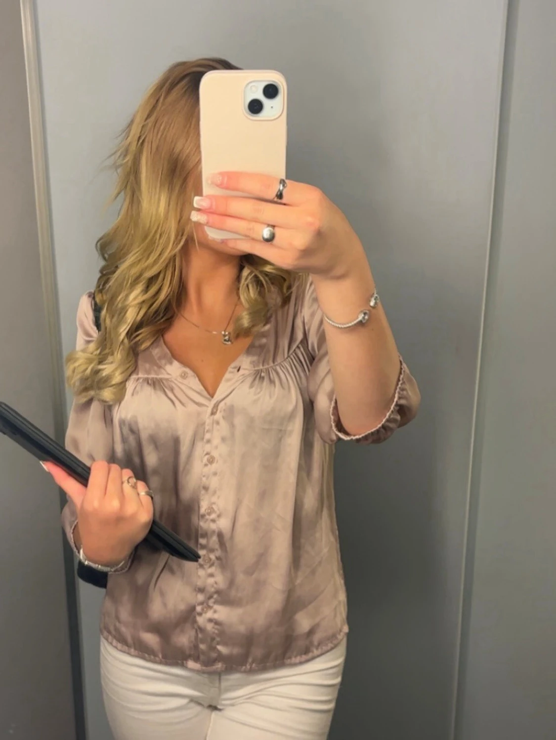 Glansig beige blus från H&M - 1