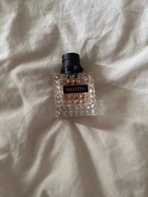 Valentino - Born In Roma  - Luktar supergott och ger komplimanger, perfekt till sommaren 🌸  Har inte kvar kartongen