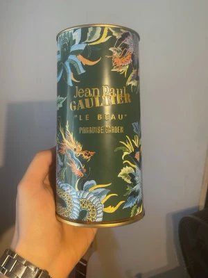 Jean Paul Gaultier Le Beau Paradise Garden - Jean Paul Gaultier Le Beau Paradise Garden. Knappt använd, använt den 5 gånger, luktar väldigt gott. Perfekt för sommaren 