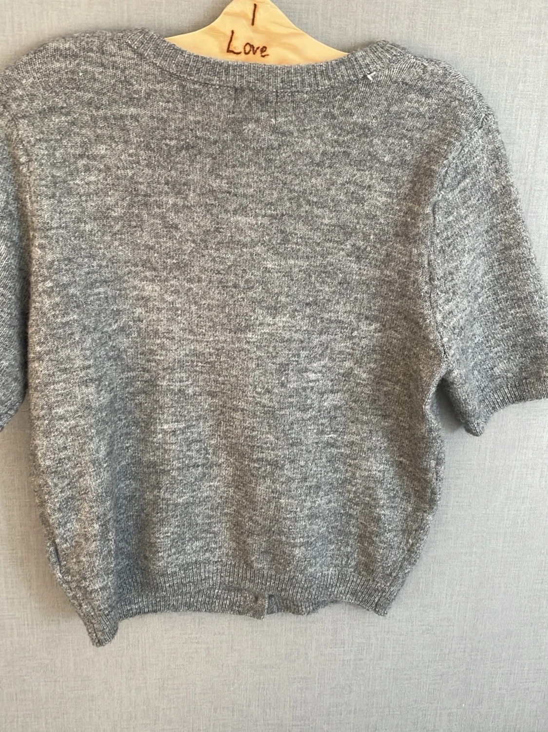 Grå kortärmad kofta med pärlknappar