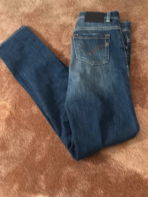 Blå jeans från Dondup Kids - Snygga blå jeans från Dondup Kids, tillverkade i Italien. Klassisk femficksmodell med en lätt tvättad look och raka ben. Jeansen är gjorda i slitstark denim och har en stilren patch bak i midjan. Pris går att diskutera 