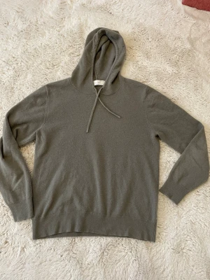 Mörkgrön Sayless Cashmere Hoodie - Tjena, säljer denna mörkgröna cashmere hoodien från sayless. Använd under en månads period men har blivit för liten för mig. Storlek S men ganska liten i storleken. Kontakta vid frågor
