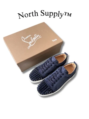 Christian Louboutin Navy - Christian Louboutin Navy finns storlek 38 - 48. Alla accessoarer medföljer. Skriv vid intresse eller frågor 🙌