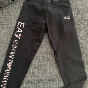 Svarta träningstights-Giorgio Armani - Svarta träningstights från Giorgio Armani med rosé detaljer.