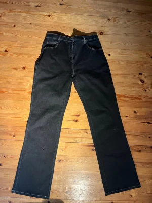 Svarta vintage jeans från InTown  - Svarta vintage jeans från InTown med mild bootcut samt snygg  unik sömm. Storlek 42. Modell: Laura. Jeansen är i mycket bra skick, skriv vid eventuella frågor😄  Mått Midja 42cm Längd 108 cm