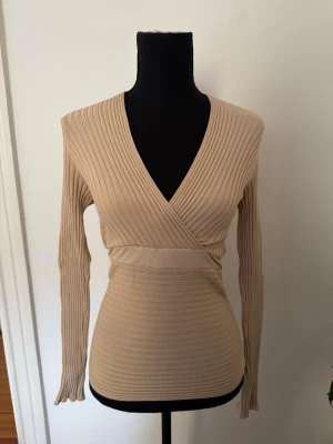 Fin långärmad topp med detaljer  - Jättefin V-neck tröja med knytliknande design, storlek M, inga defekter 