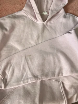 Ljusrosa hoodie Gina Tricot  - Finns en liten fläck från smink och går bort med tvätt 