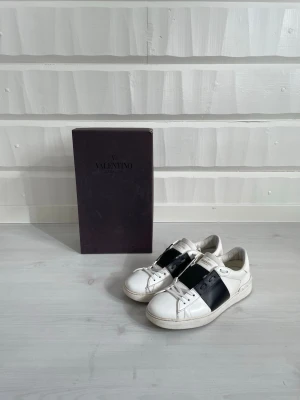 Valentino Skor - Valentin open skor storlek 41| Skick 8/10| nypris runt 5000kr mitt pris 2399kr| medföljer box| har du frågor är det bara att skriva!