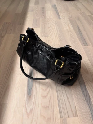 Svart handväska från Zara i nytt skick - Väskan har endast använts en gång och är i nytt skick.