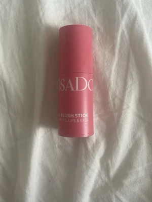 Isadora Blush Stick i rosa nyans - Krämig blush stick från Isadora i en snygg rosa ton. Kommer i en smidig stiftform som gör det enkelt att applicera på kinder, läppar och ögon. Förpackningen är cylinderformad och går i matchande rosa plast med vit text.