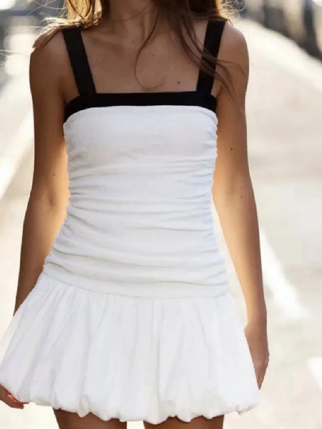 Vit kortklänning med svarta band - 1