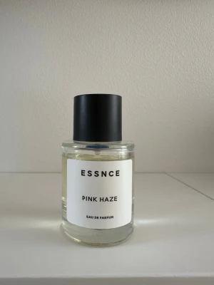 Pink Haze Essnce - Pink haze från Essnce, 50 ml. Testad vid fåtal tillfällen, mängd kvar enligt bild 🌸 