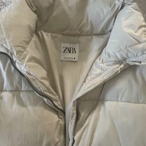 Jacka - Beige puffer vinterjacka från Zara, varm å snygg, endast använd förra vintern 