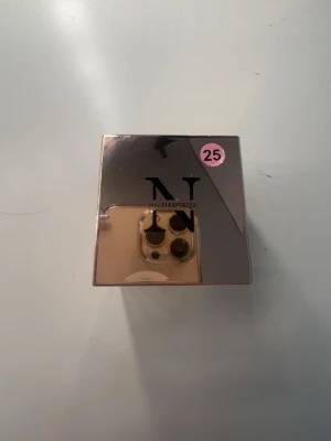 Nagelgel från Nagelspreten - Nagelgel i en lyxig transparent och roséguldig burk från Nagelspreten. Perfekt för att bygga och förstärka naglar, med elegant design och tydlig märkning på locket. Gelén är anpassad för professionell användning och ger ett snyggt resultat.