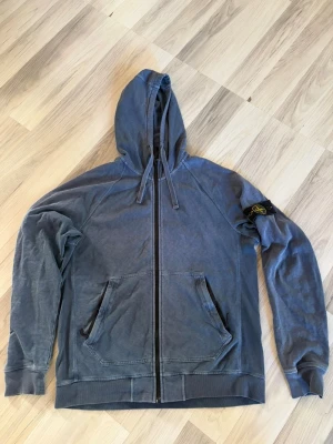 Blå zip hoodie från Stone Island - Säljer nu en Stone Island zip hoodie, storlek L. 