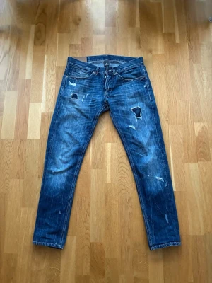 Dondup Jeans - Säljer ett par Dondup Jeans med slitningar då de inte passar mig längre. Riktigt fräscht skick förutom en lagad reva (bild 4 & 5) som ej syns vid användning. Priset är inte hugget i sten. Hör av dig vid minsta lilla fundering!
