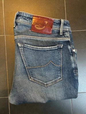Blå jeans från Jacob Cohën - Säljer ett par snygga blå Jacob Cohën jeans i storlek 34 finns inga som helst defekter, Absolut dem snyggaste byxorna jag ägt. Ny pris 5500kr, tveka inte att höra av dig vid minsta fundering tjaa! / mvh GARDÉFASHION 