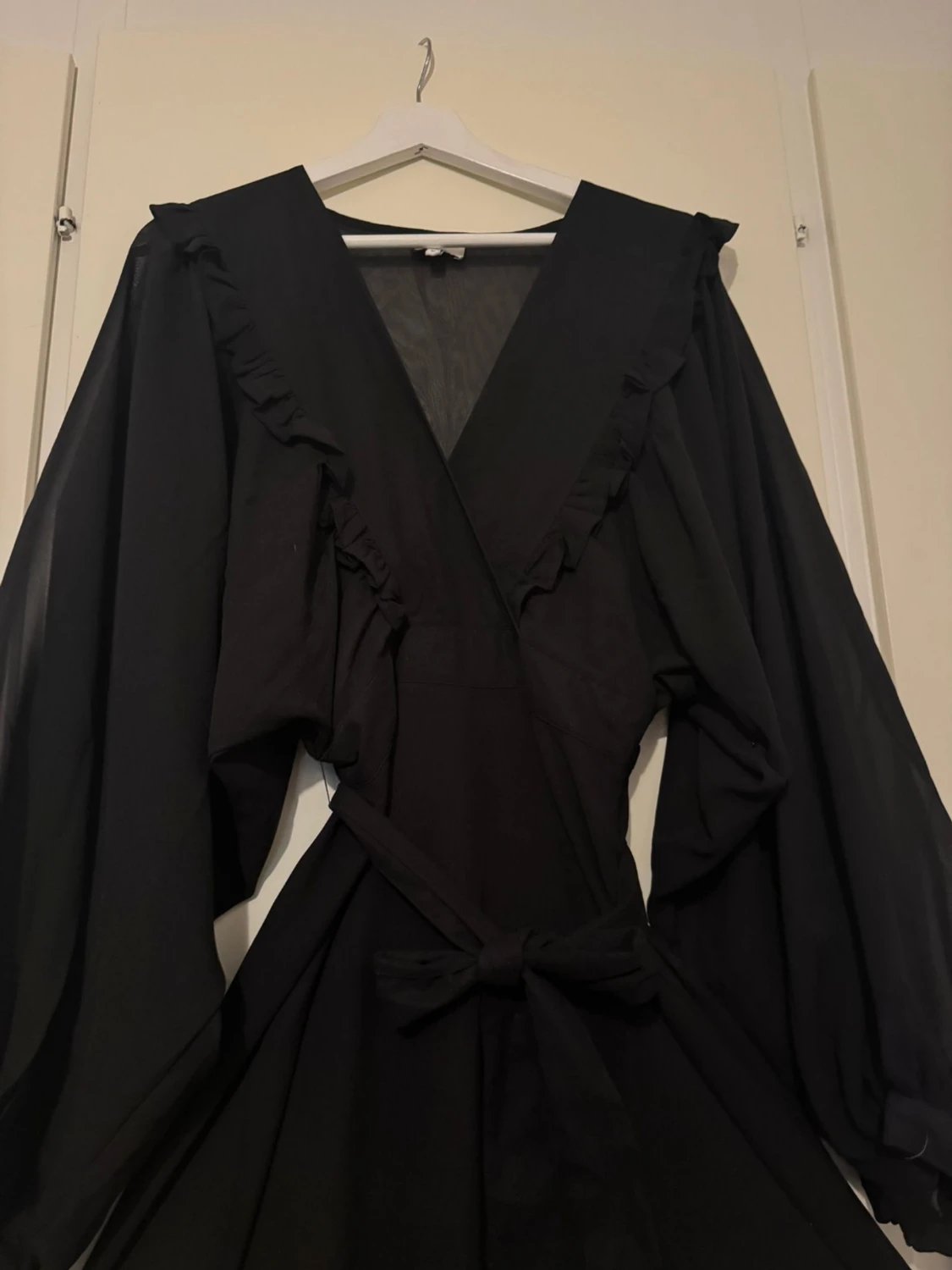 Svart omlottklänning med volang - 1