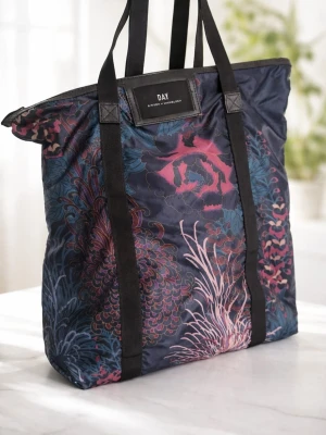 DAY ET väska . Ovanlig modell  - Snygg shoppingväska från DAY Birger et Mikkelsen i mörkblått tyg med blommigt mönster i rosa, lila och blå toner. Väskan har svarta långa handtag och en svart logotypdetalj framtill. Perfekt för att bära allt du behöver till skolan eller stan.