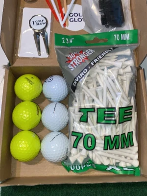 Golfkit med 3st gula PRO V1, 3 st vita Callaway chromesoft, Golfglow greenlagare, Golfglow markör och ett hundra pack peggar (70mm) - Golfkit med sex bollar (tre gula, tre vita), en stor påse vita peggar 70 mm, markeringsknapp, greenlagare, borste och några extra peggar i olika färger. Perfekt för dig som vill ha allt samlat inför golfrundan.