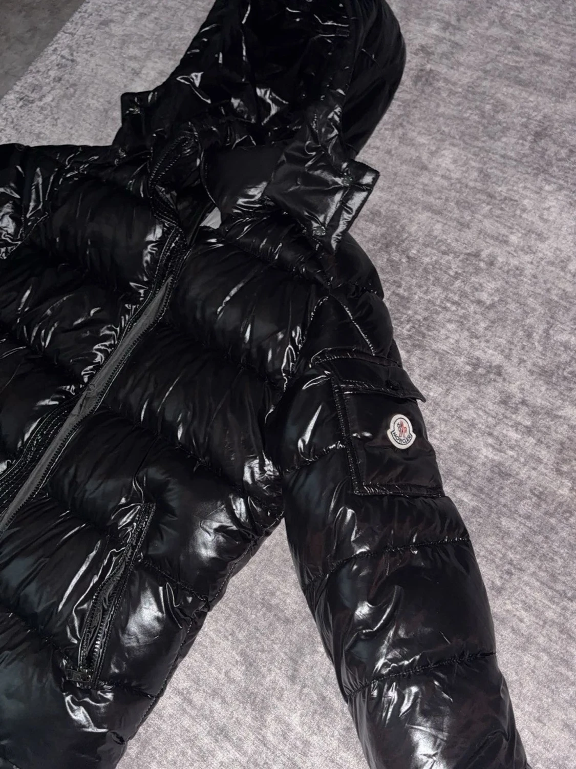 Svart dunjacka med huva från Moncler - 1