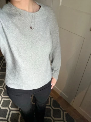 Ljusgrå stickad tröja - Snygg ljusgrå stickad tröja från vero moda. Hör av dig vid frågor, priset är diskuterbart!💕💕