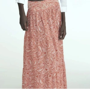 Röd långkjol - Så fin långkok ifrån Zara med pärldetaljer i midjan. Perfekt nu till sommaren!!💗☀️