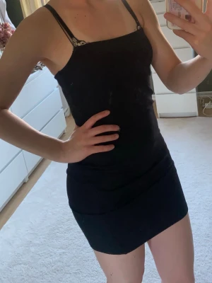 Svart klänning  - Superfin 