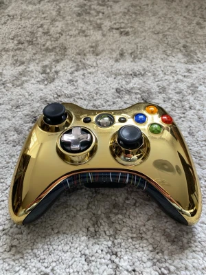  Xbox 360 C-3PO Gold Controller - Star Wars Edition - Snygg och unik Xbox 360 handkontroll i guldig metallic-finish. Använd skick men normal slitage, inget som påverkar funktion