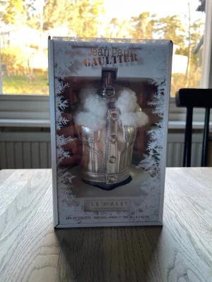 Jean Paul Gaultier Le Male Collector - Jean Paul Gaultier Le Male Collector Edition parfym i en unik flaska formad som en manlig torso med silverfärgad jacka och vit fuskpäls. Flaskan är stilren och cool, perfekt för dig som gillar snygg design och ikoniska dofter. Är crick 120 ml kvar 