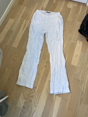 Vita linnebyxor från 157, XS - Snygga vita linnebyxor från 157. Byxorna har raka ben och är tillverkade i ett lätt och luftigt linnematerial, perfekta för en avslappnad och trendig stil. Kan strykas innan köp🥰