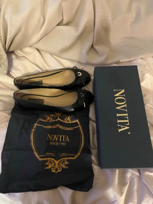 Svarta ballerinaskor från Novita - Balerina skor från Novita i 100% äkta läder. Formar sig efter din fot. Nypris 1200kr, kommer ej till användning då storleken är för stor för mig.