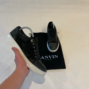 Lanvin - Säljer ett par riktigt feta lanvins i storlek 42. Skorna har whitning cream på sulan. Skriv gärna vid funderingar ✅ Priset är ej hugget i sten 🔥✅