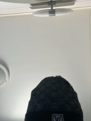 Mörkgrå mössa  - Snygg svart mössa.