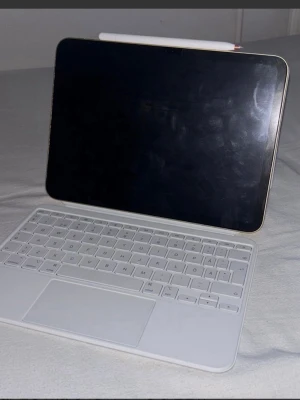  Magic Keyboard - Säljer ett Magic Keyboard då jag inte använder det så mycket. Perfekt för plugg, kreativt arbete eller surf. Tangentbordet är i väldigt bra skick och i princip nytt. OBS! Endast tangentbordet säljs, ej ipad eller penna. Pris är diskuterbart vid snabb affär. Kan se att bilderna ej är i bästa kvalite, det är ej några fläckar på tangentbordet eller på den man fäster på ipaden.