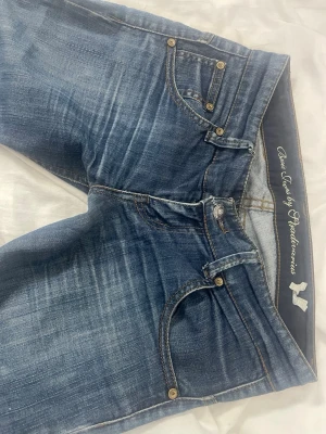 Jättefina jeans - Måste tyvärr sälja då de inte är min storlek, men de är jättefina med låg midja och bootcut, vet inte vart de är ifrån💕ända lilla defekten är att en av de där man sätter i skärpet har gått av men inget märkbart, fått med de i bilden på baksidan av jeansen. De är långa i benen💕