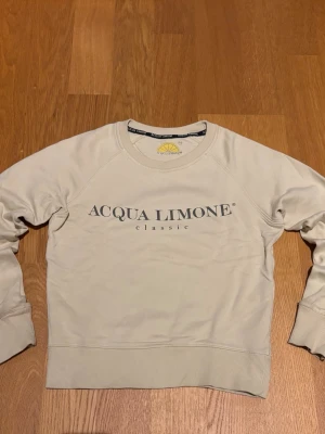 Beige sweatshirt från Acqua Limone - Aqua limone tröja i storlek xxs unisex, passar nog 150-165. Knappt använd 