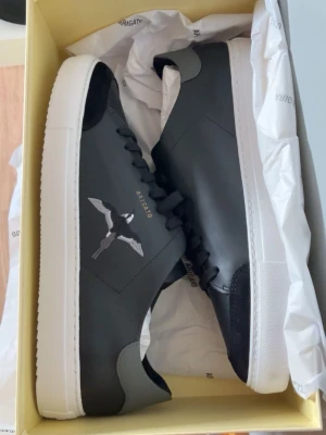 Axel Arigato skor - Säljer dessa Axel Arigto skor i fint skick, använt 3-4 gånger endast, använts väldigt sparsamt, box osv med kommer i köp, storlek 44. Bara att höra av dig vid fler bilder eller funderingar ! 