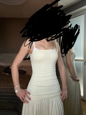 Ljusgul klänning  - Ljusgul klänning från Gina tricot som används en gång på min konfirmation. Är jätte snygg men har ingen användning för den längre❤️jag är 169 cm och den når ned till marken precis❤️